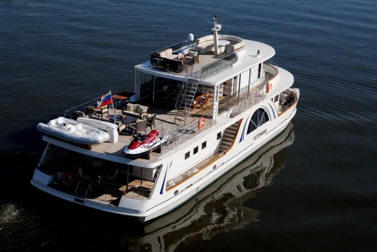 Rent a 23.85m Power Catamaran in Moscow