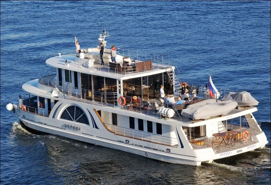 Rent a 23.85m Power Catamaran in Moscow