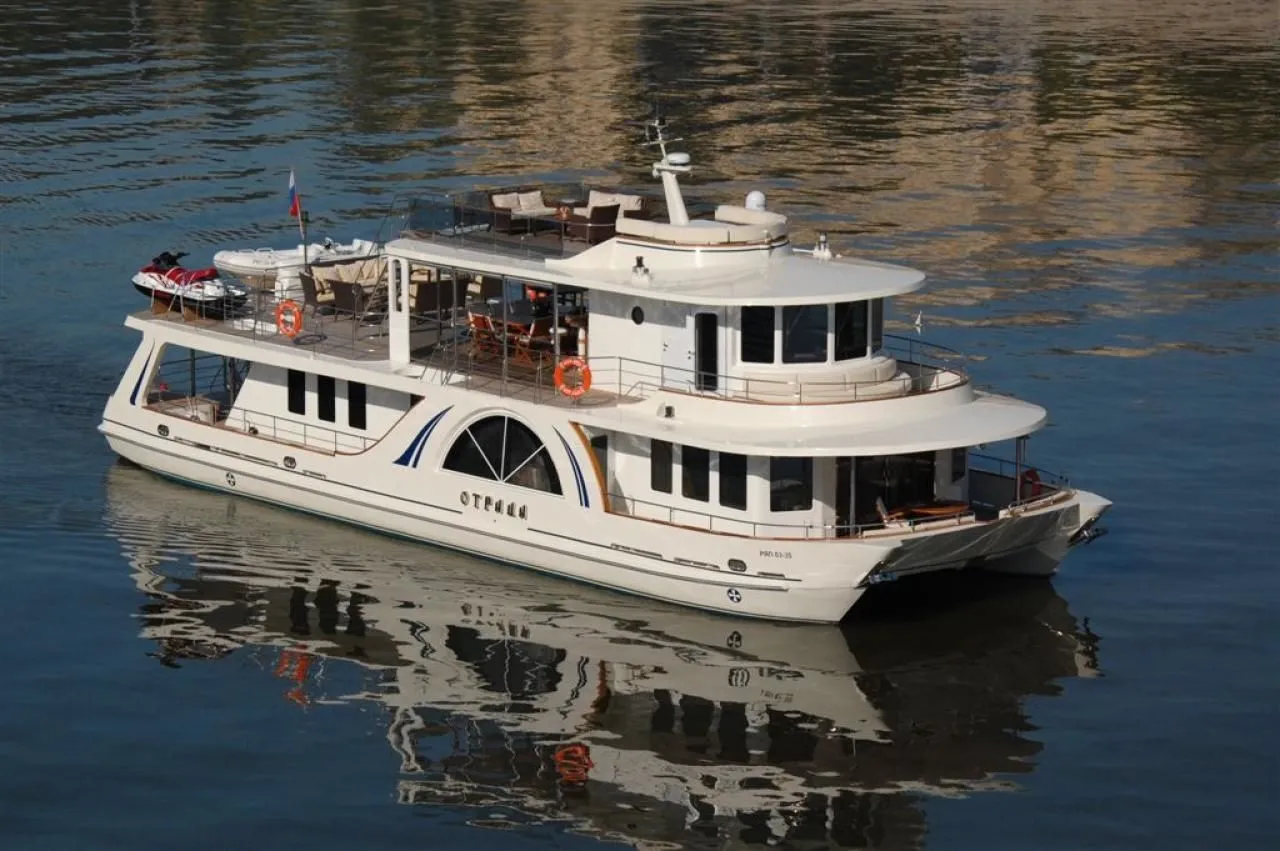 Rent a 23.85m Power Catamaran in Moscow