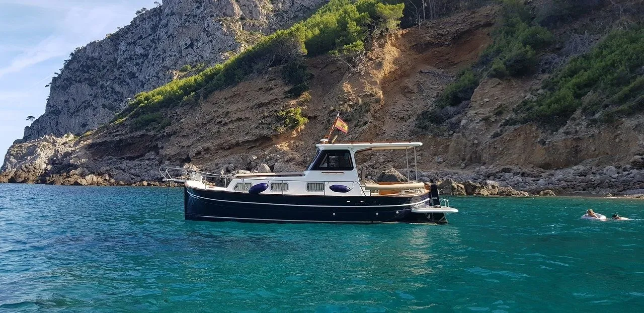 Rent a 9.3m Motor Yacht in Alcudia