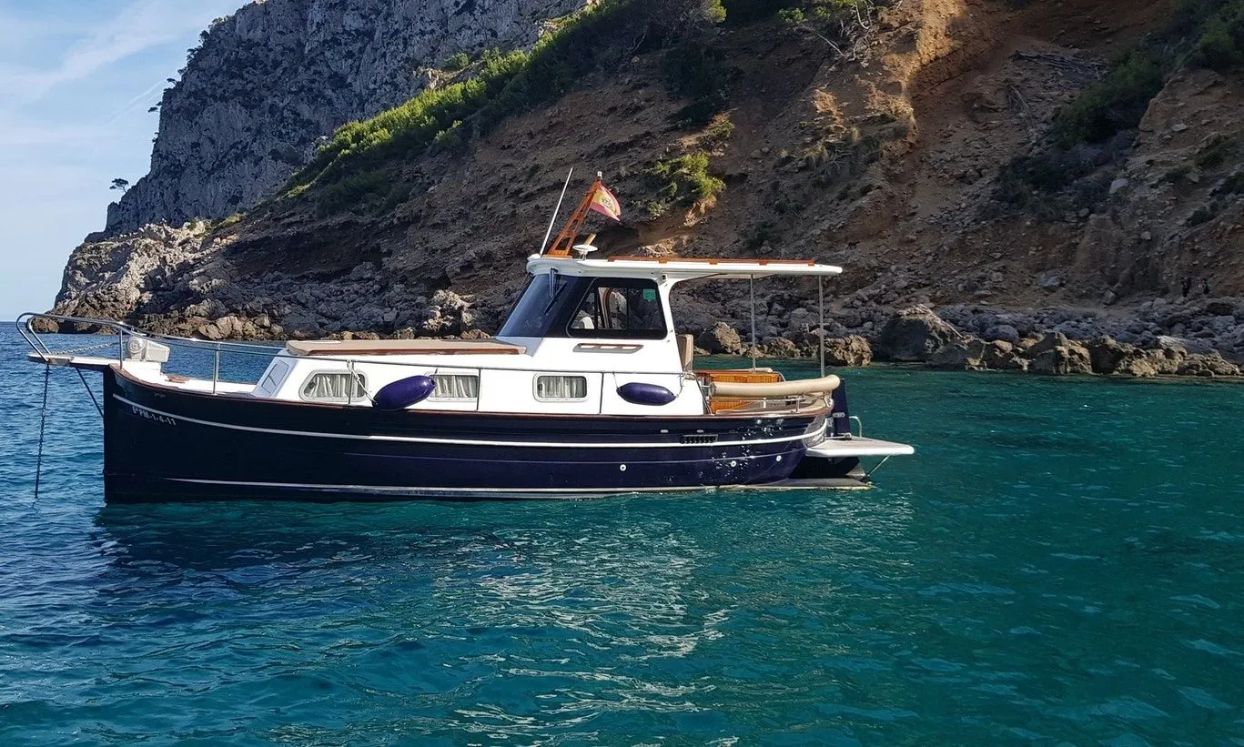 Rent a 9.3m Motor Yacht in Alcudia