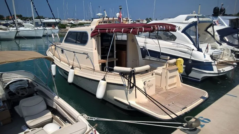 Explore Jezera on a 9.8m Rental Motor Yacht