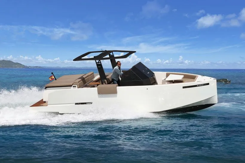 7.99m Barcelona Motor Boat Hire
