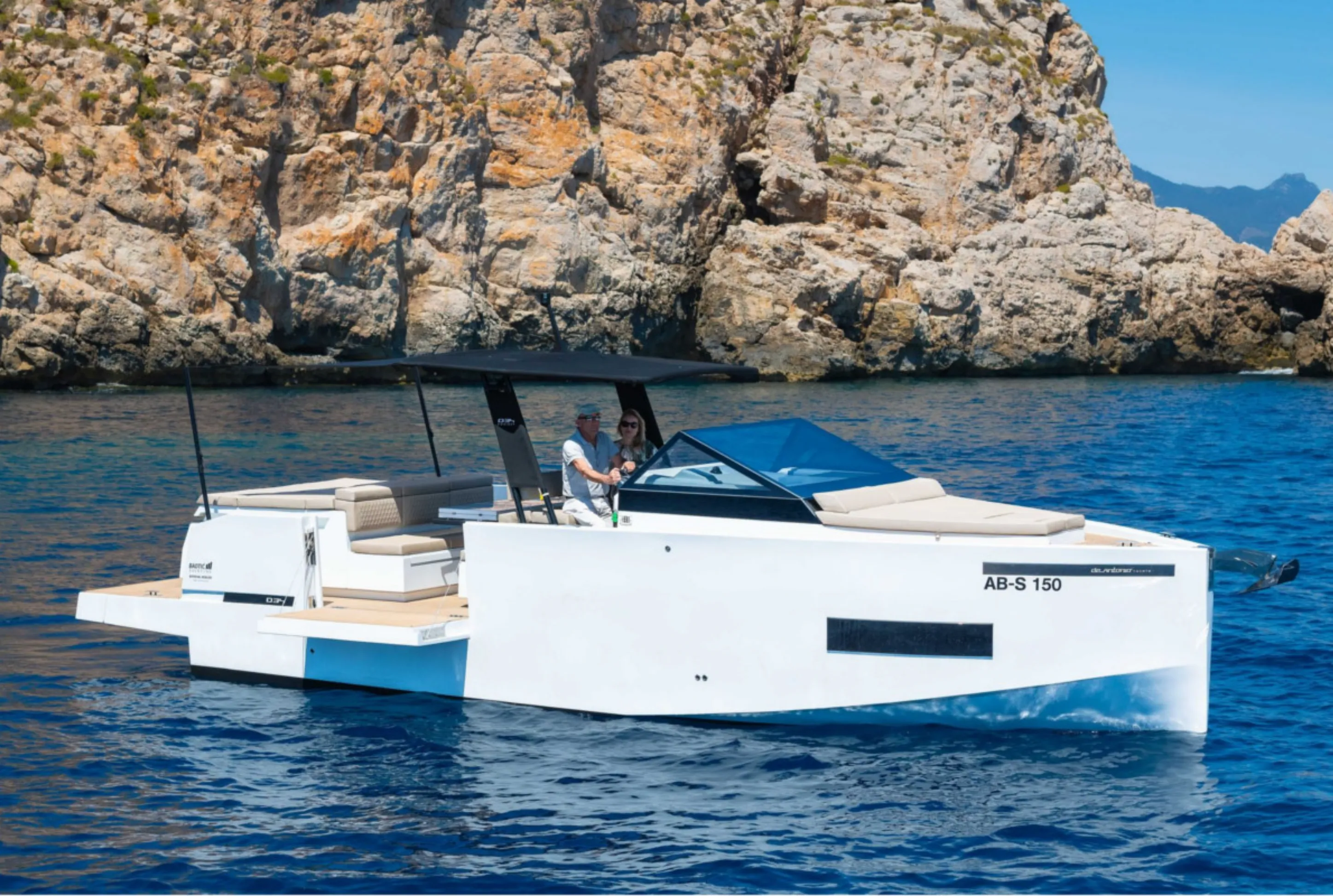 Charter a 10.5m Boat in El Toro