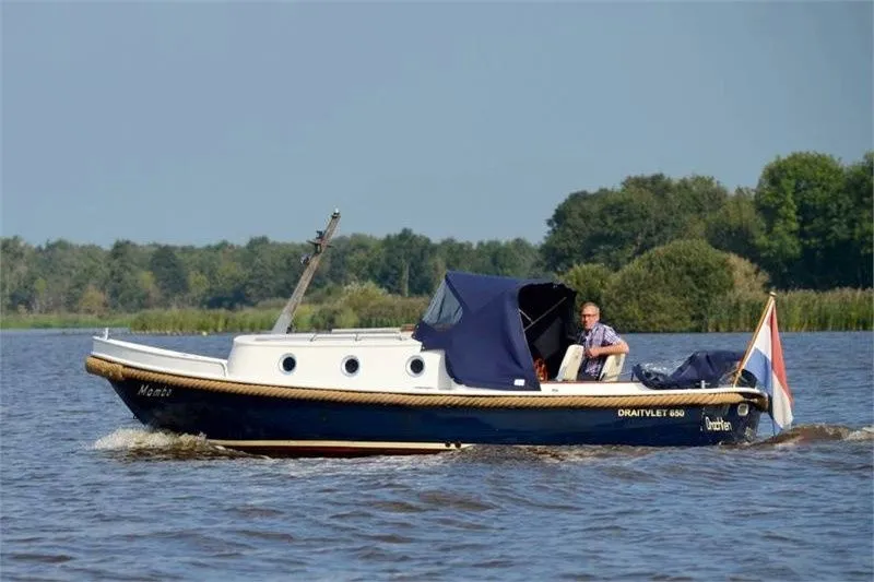 Charter a 6.5m Boat in Woudsend