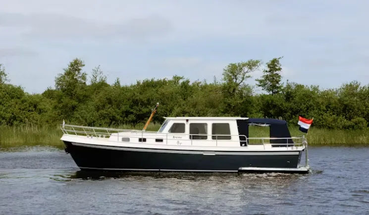 Explore Warten on a 11.2m De Jong 1100 OK Motor Yacht Rental
