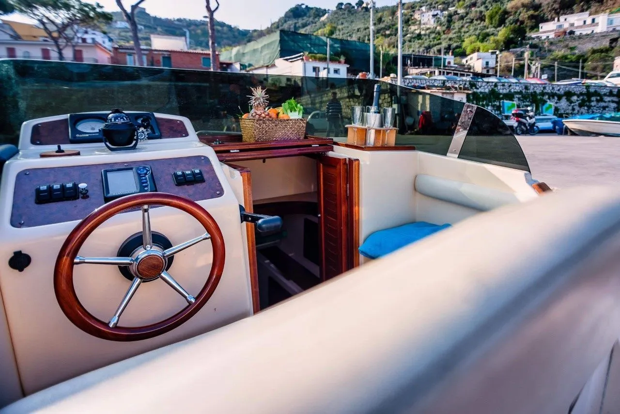 Rent a 8.5m De Simone Mare 850 Motor Boat in Massa Lubrense