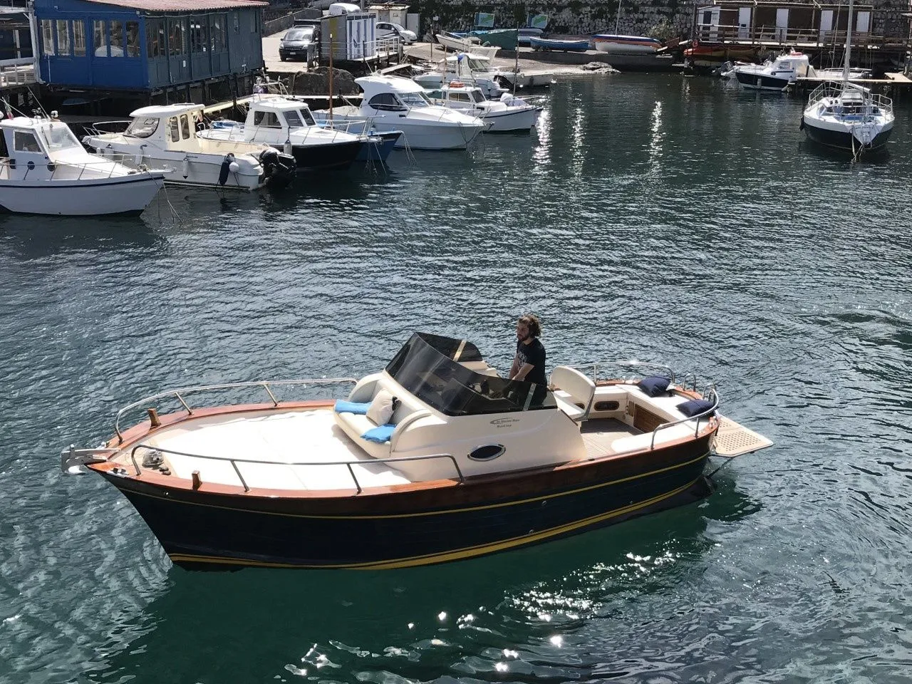 Rent a 8.5m De Simone Mare 850 Motor Boat in Massa Lubrense