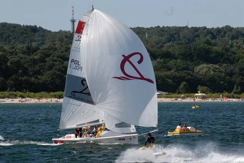 Charter a 7.7m Delphia 24 in Istanbul