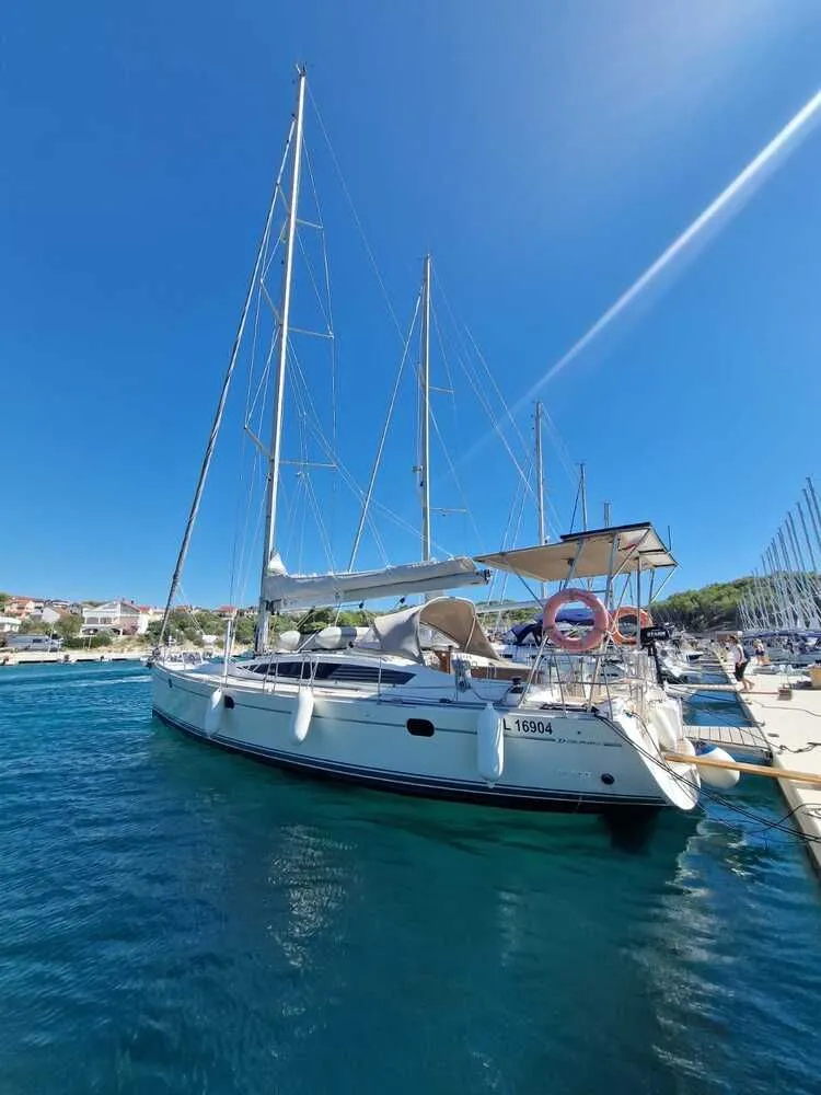 Charter a 14.48m Delphia 47 Sailing Yacht in Drage