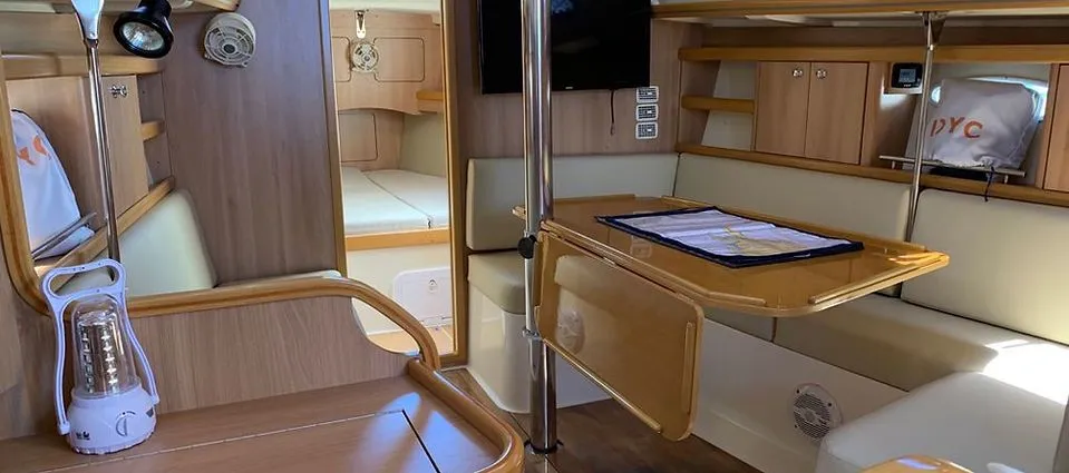 Explore Bracui on a 11m Rental Boat