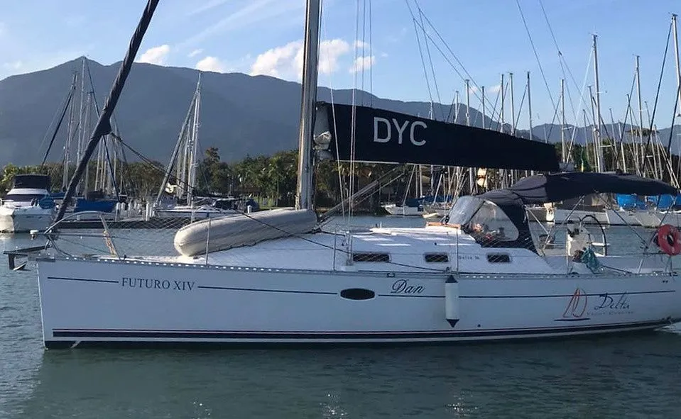 Explore Bracui on a 11m Rental Boat