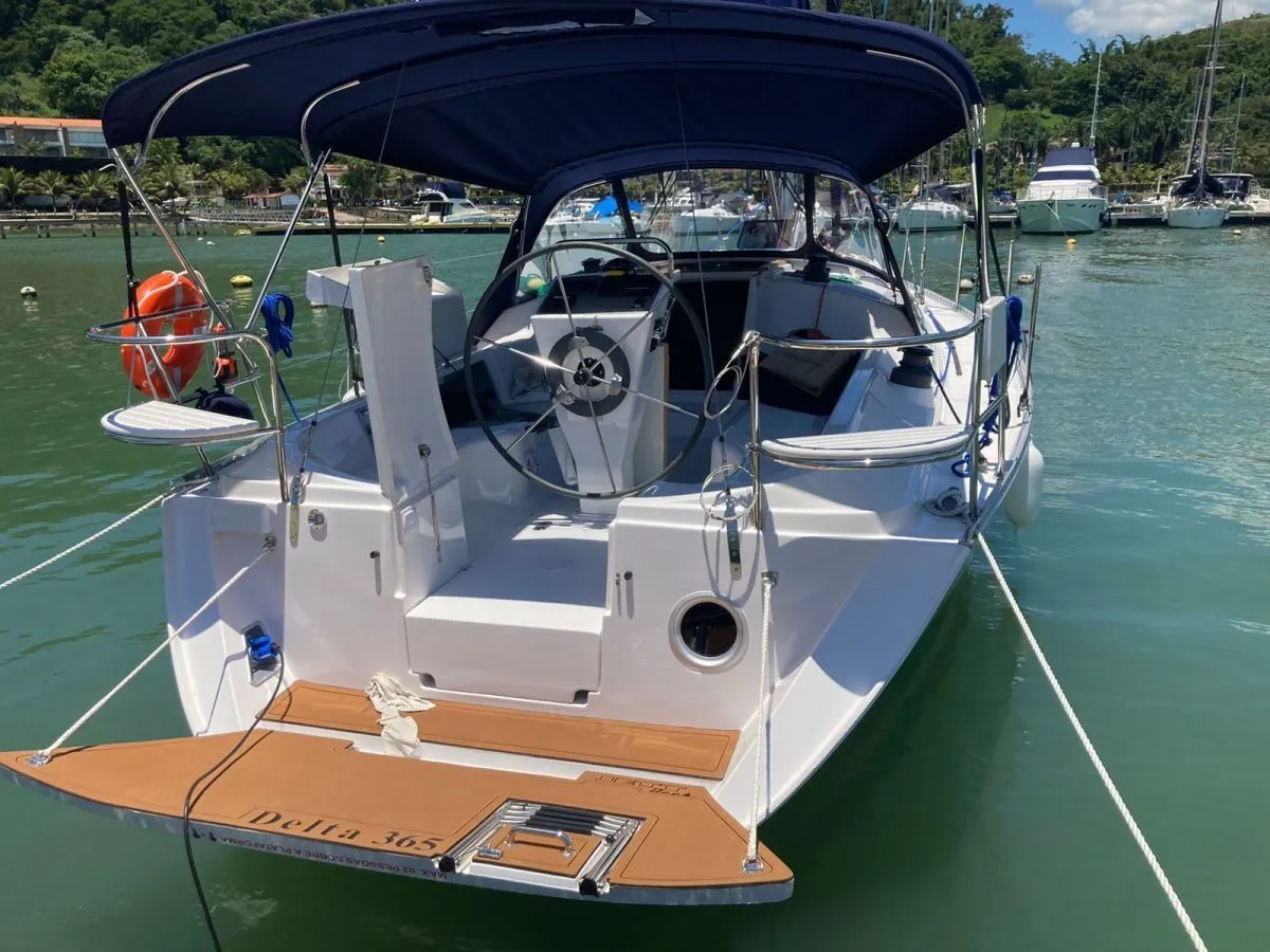 Charter a 11m Delta 365 in Paraty