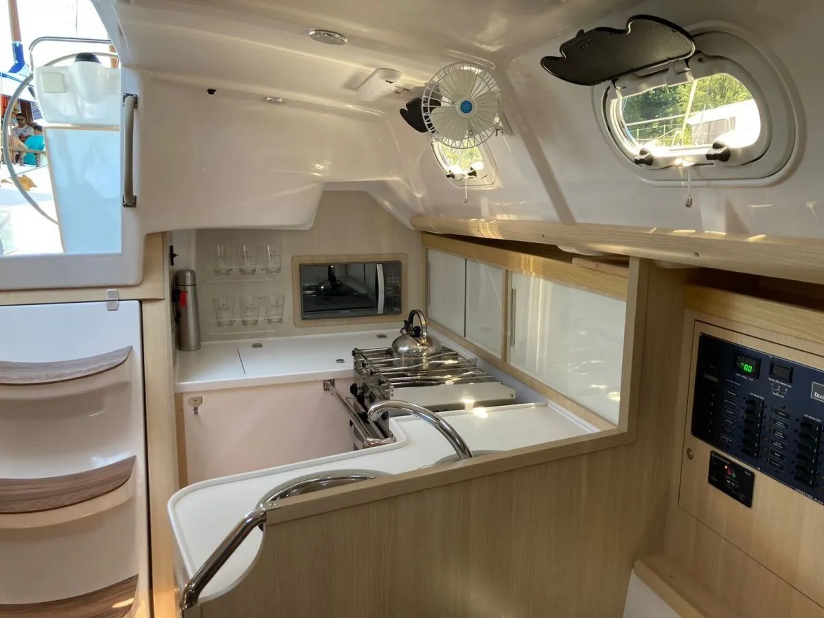 Damis Jolie Charter Boat