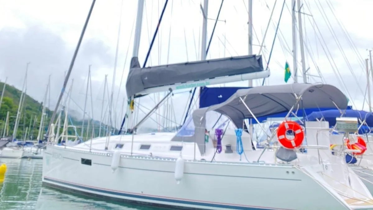 Charter a 11m Boat in Paraty