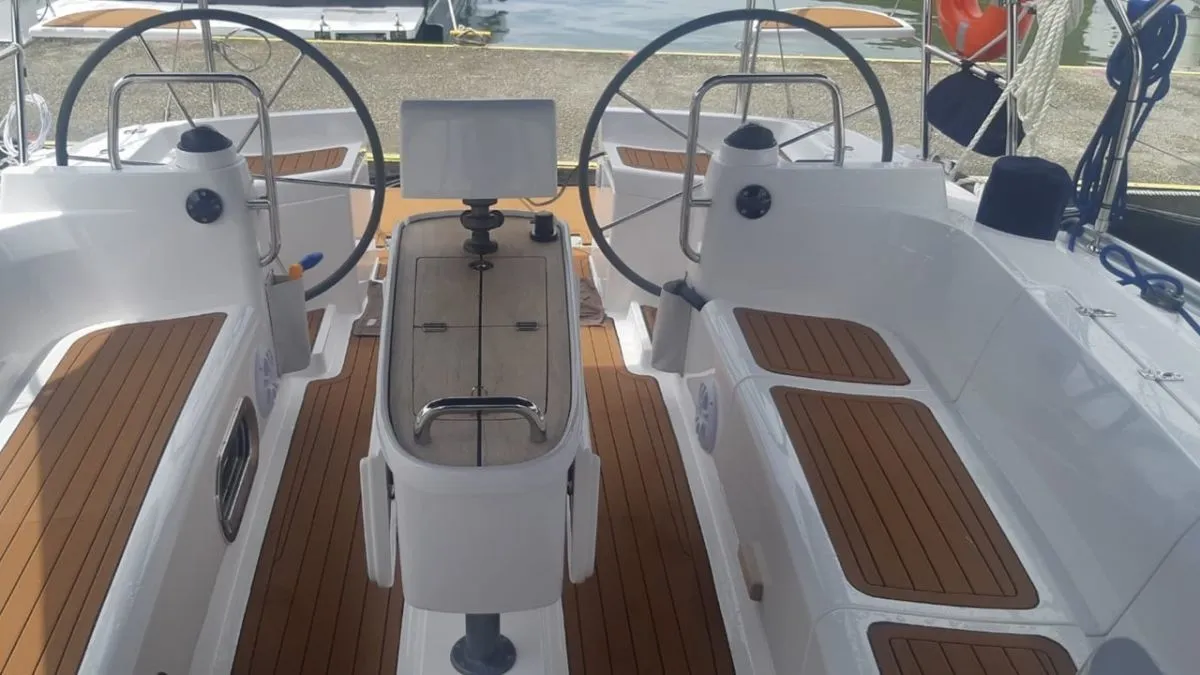 Rent a 12.6m Delta 41 in Paraty