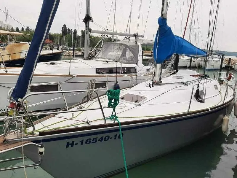 9.6m Siófok Sailing Yacht Dixie 32 Hire