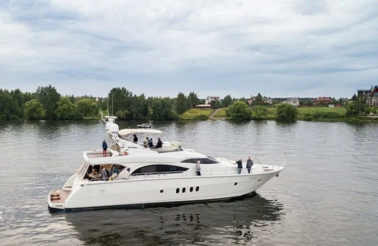 Dominator Mietboot - 4