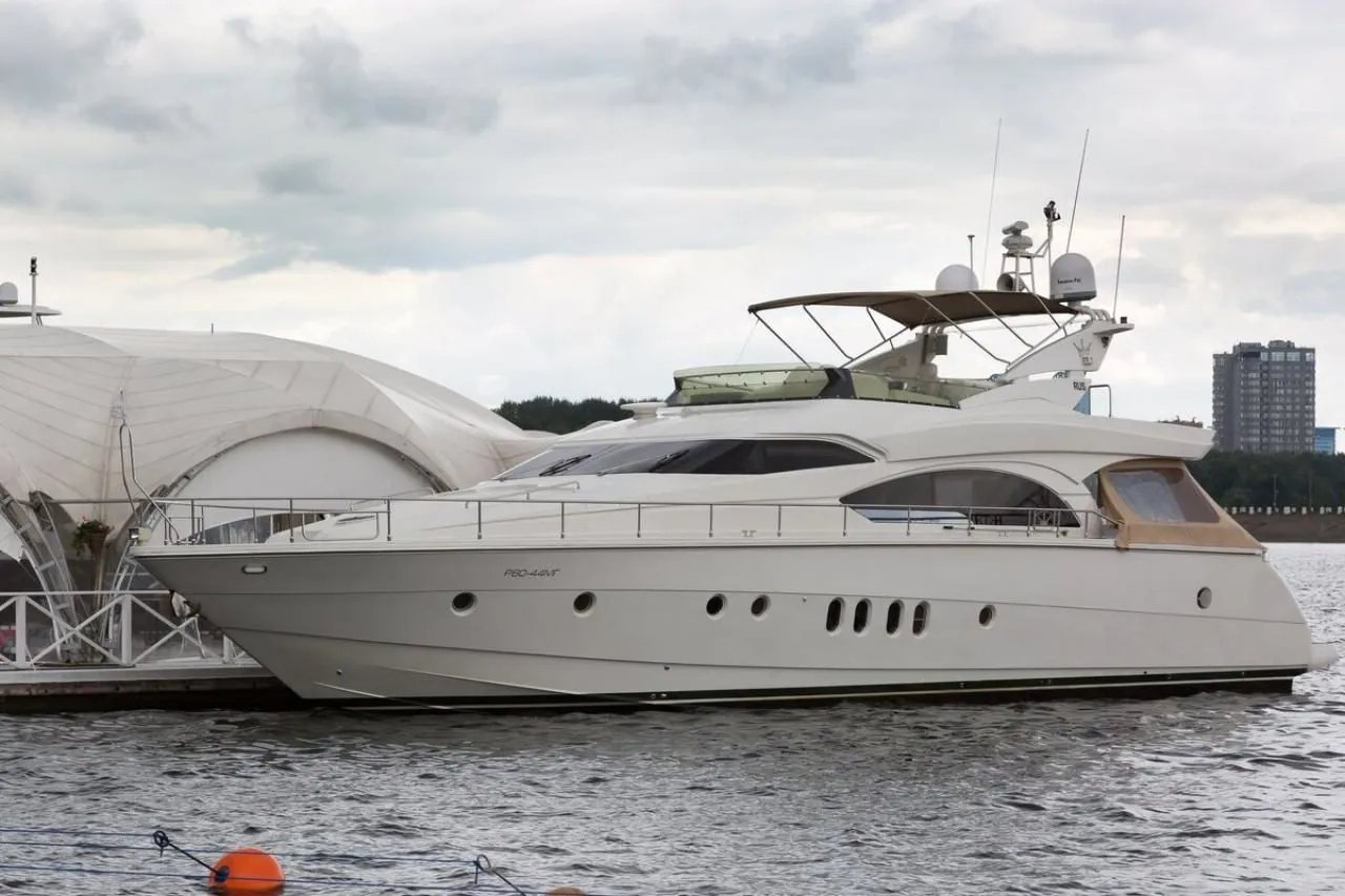 Boot - Rent a 21.3m 3 Cabin Motor Yacht in Moscow