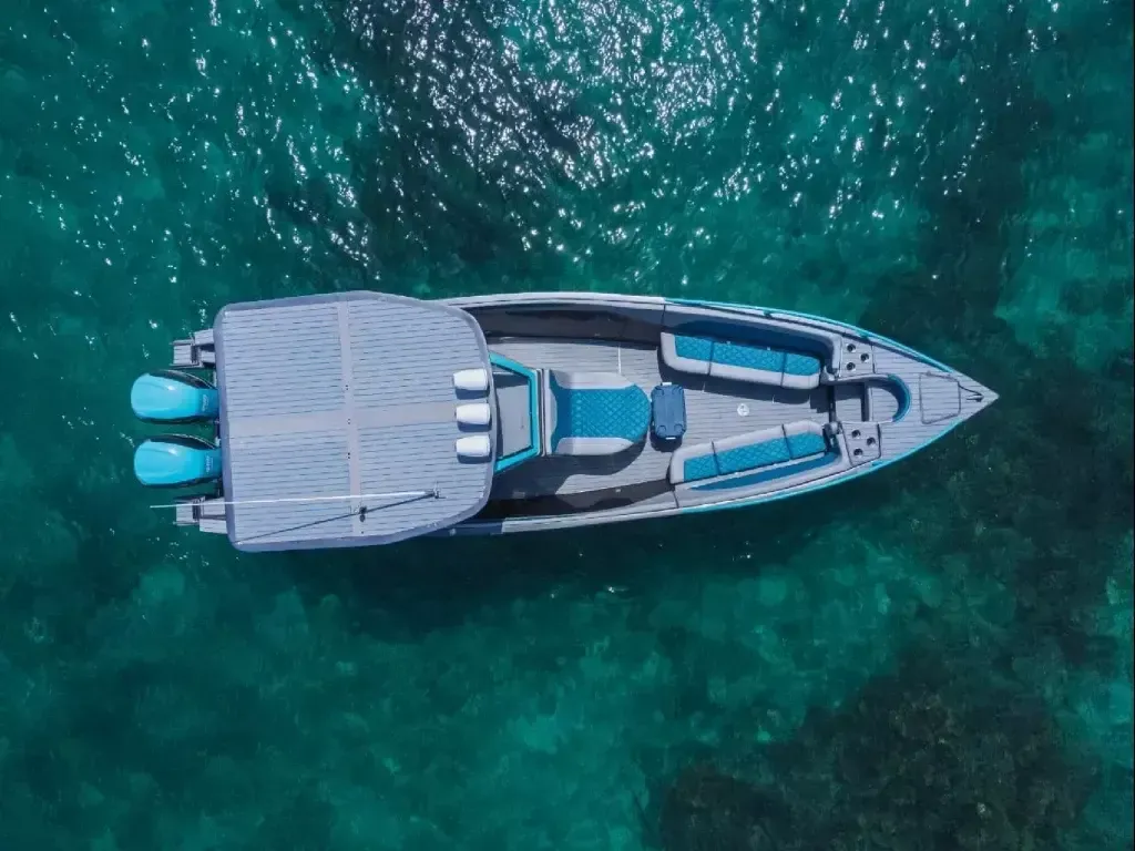 Explore Cartagena de Indias on a 9.75m Rental Donzi 32