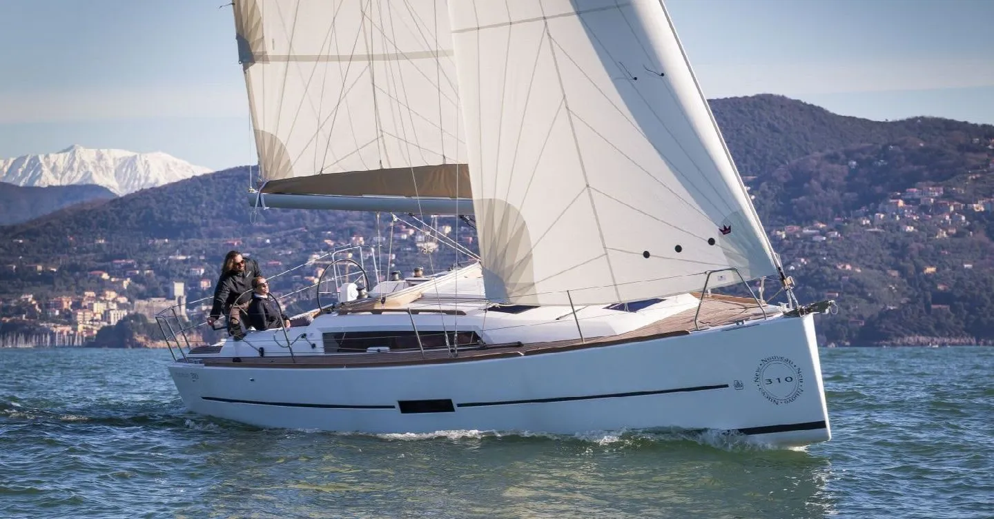 Boot - Explore Arzon on a 9.67m Rental Dufour 310