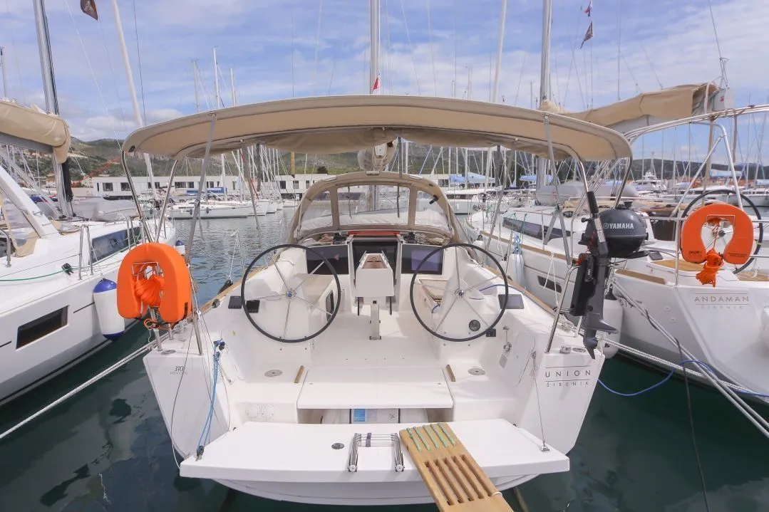 Rent a 9.67m 2 Cabin Sailing Yacht in Zaton