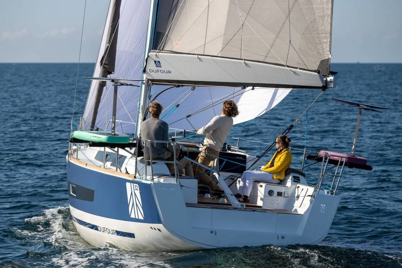 Charter a 9.36m Dufour 32 Sailing Yacht in Larmor-Plage