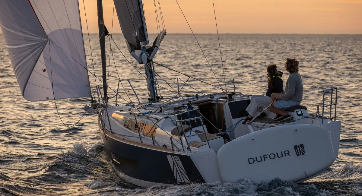 Charter a 9.36m Dufour 32 Sailing Yacht in Larmor-Plage