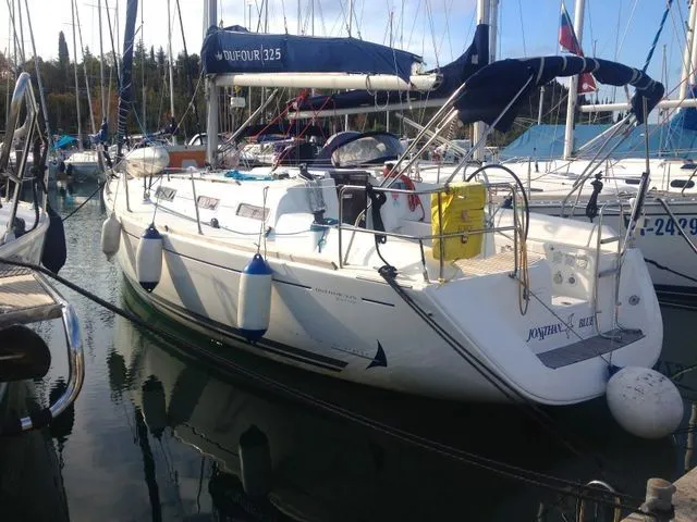 Explore Izola on a 9.8m Rental Boat