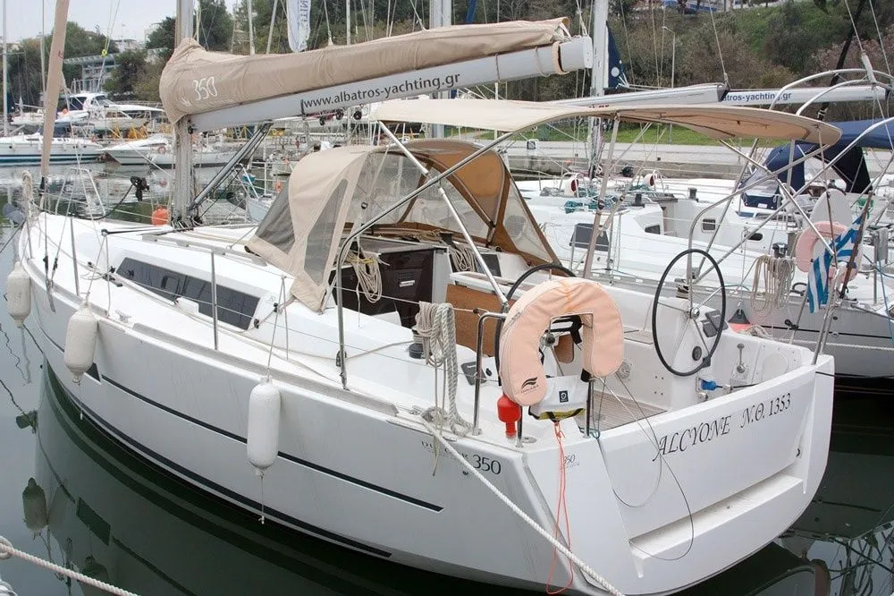 Charter a 10.28m 3 Cabin Sailing Yacht in Nikiti