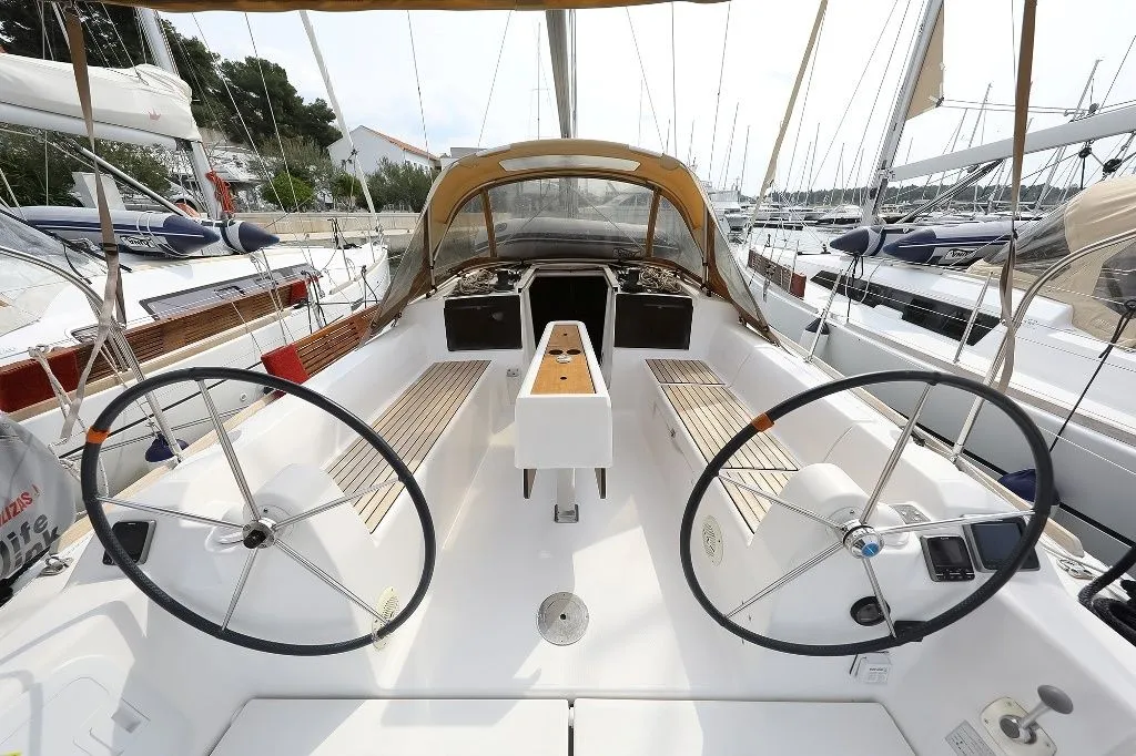 Explore Šibenik on a 10.28m 3 Cabin Sailing Yacht Rental