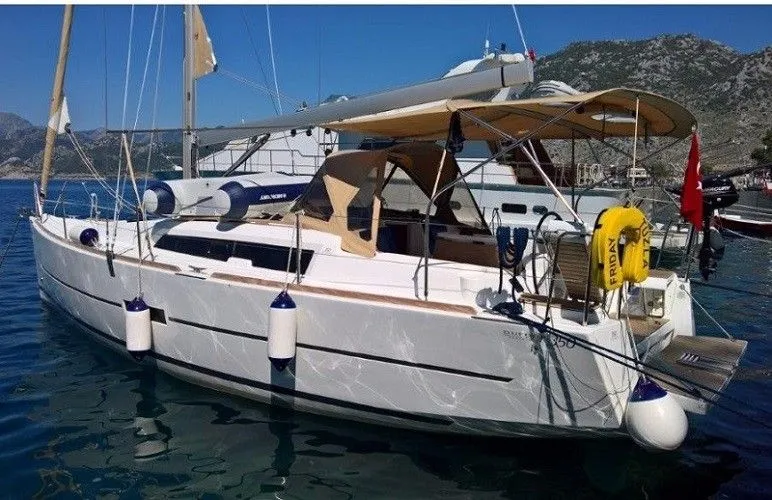 Explore Fethiye on a 10.28m Rental Boat