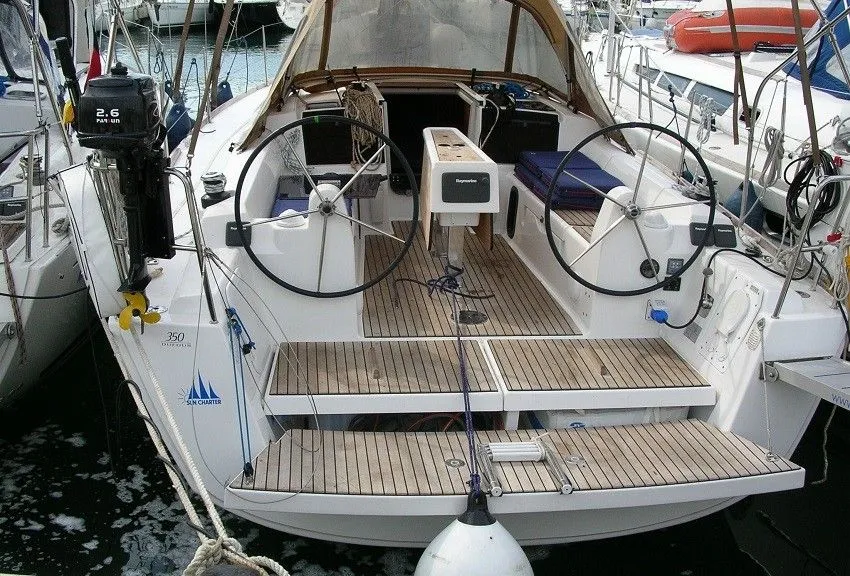 Charter a 10.28m Sailing Yacht Dufour 350 in Portoferraio