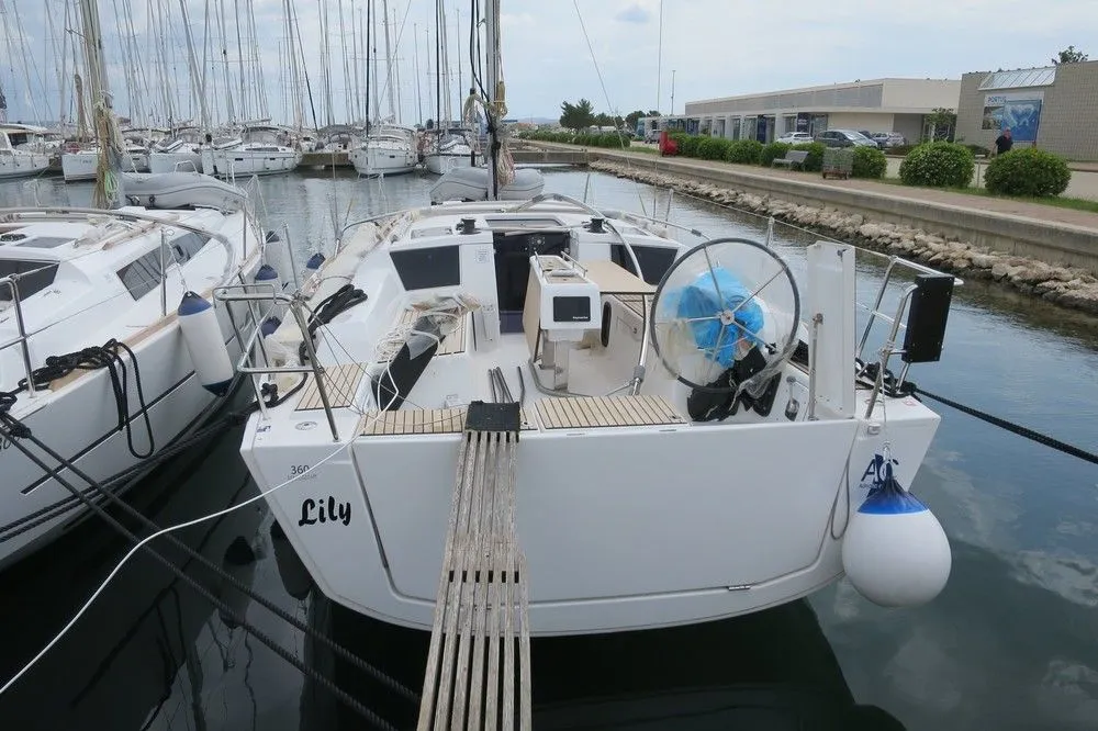 Lily Charterboot - 5