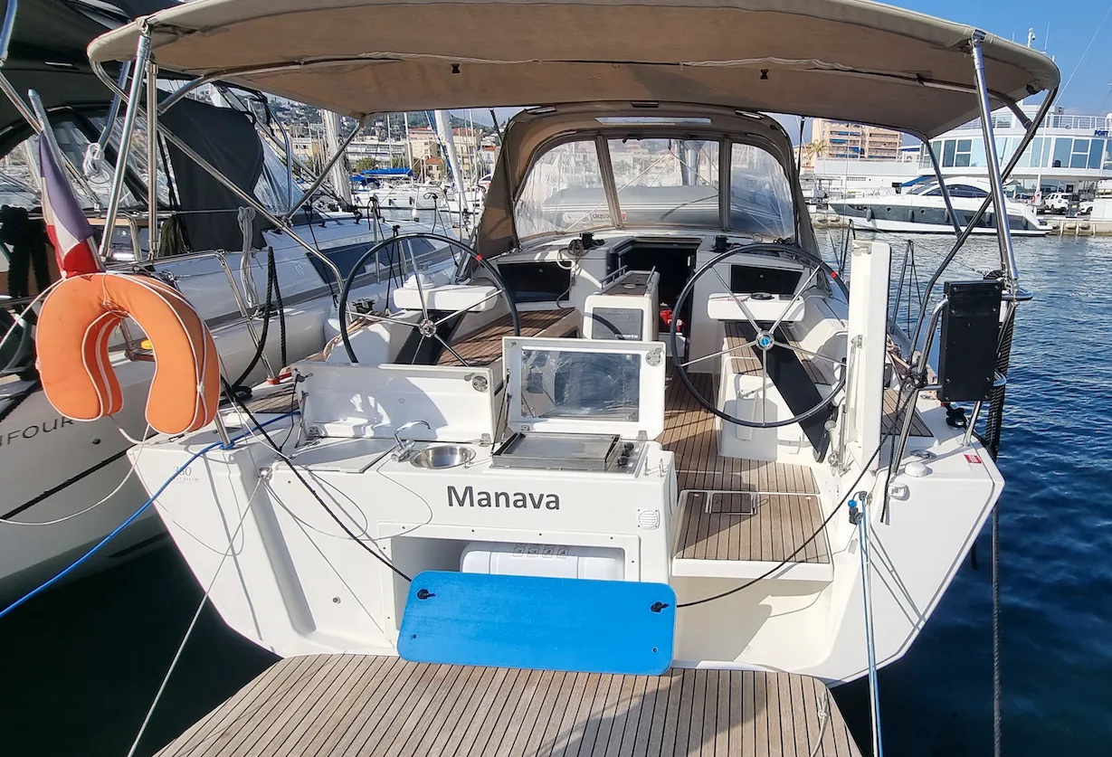 Charter a 10.73m Dufour 360 Sailing Yacht in Golfe-Juan