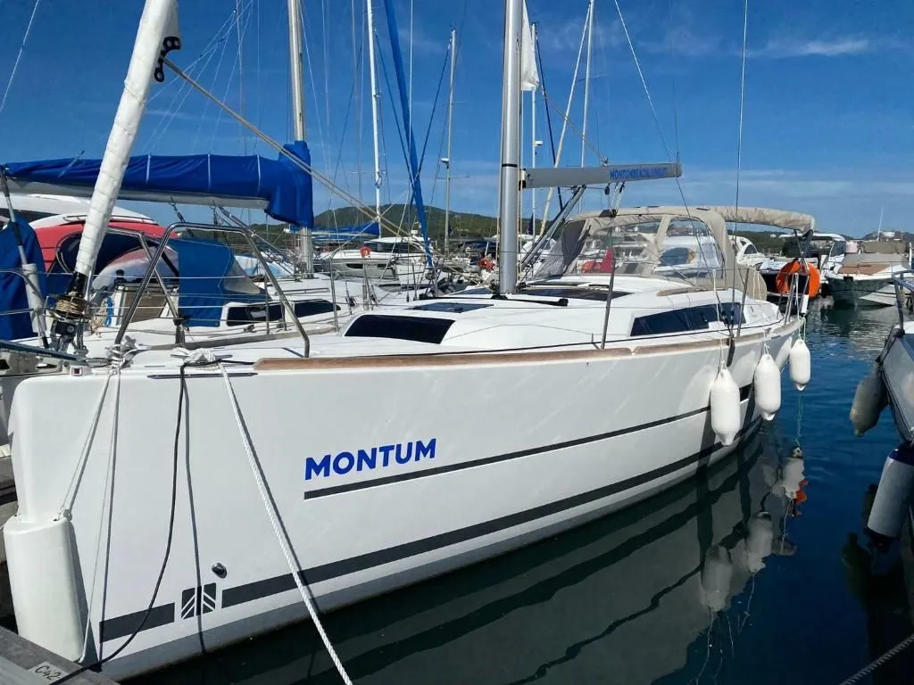 Rent a 10m 2 Cabin Sailing Yacht in Setúbal