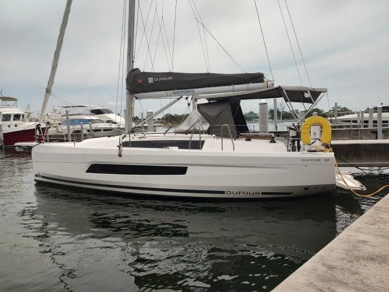 Explore Saint Thomas on a 10.77m Rental Dufour 37