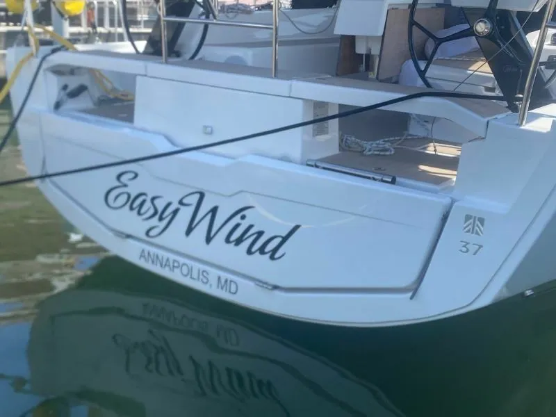 Explore Saint Thomas on a 10.77m Rental Dufour 37