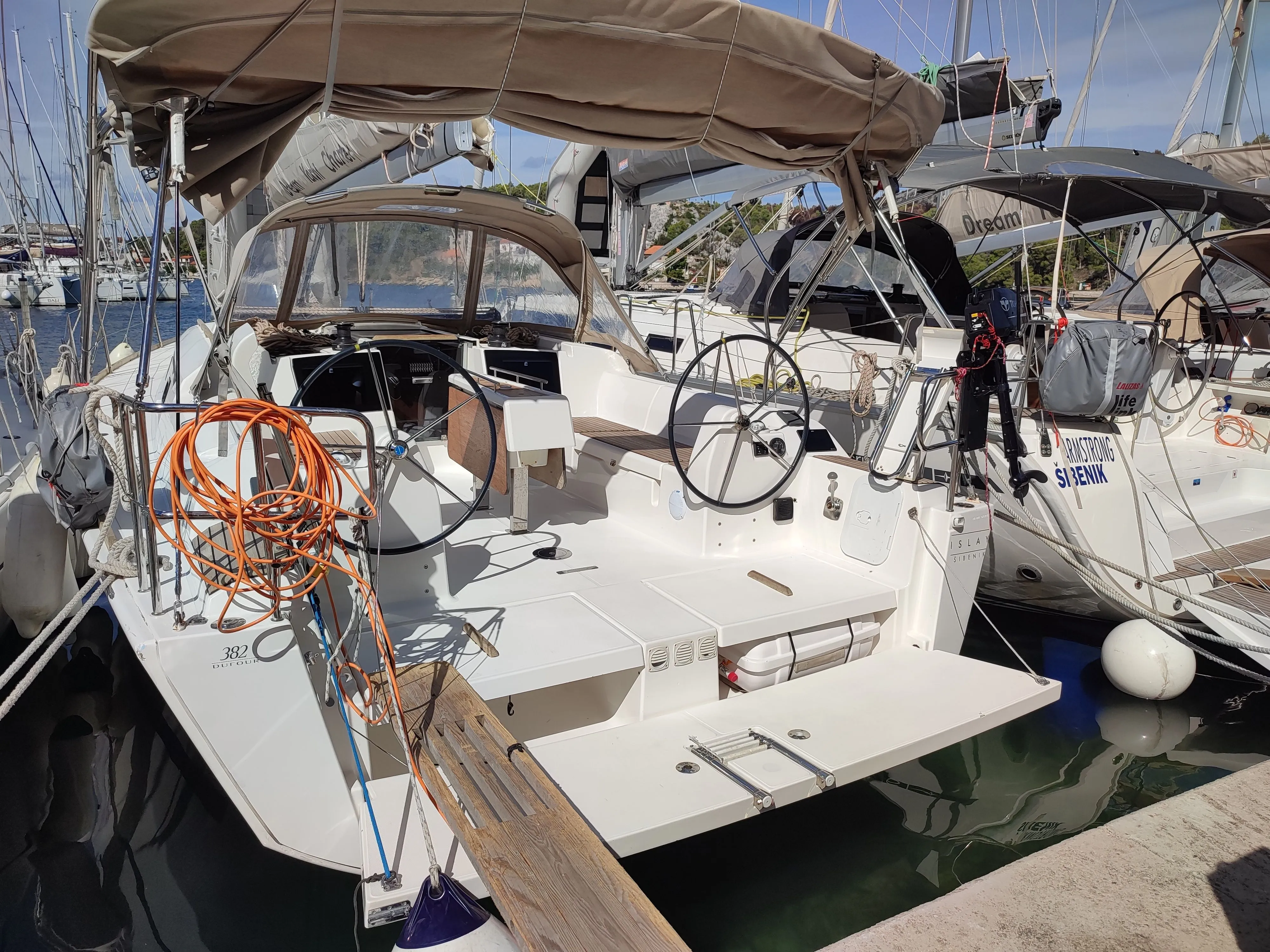 Explore Zaton on a 11.56m Rental Boat