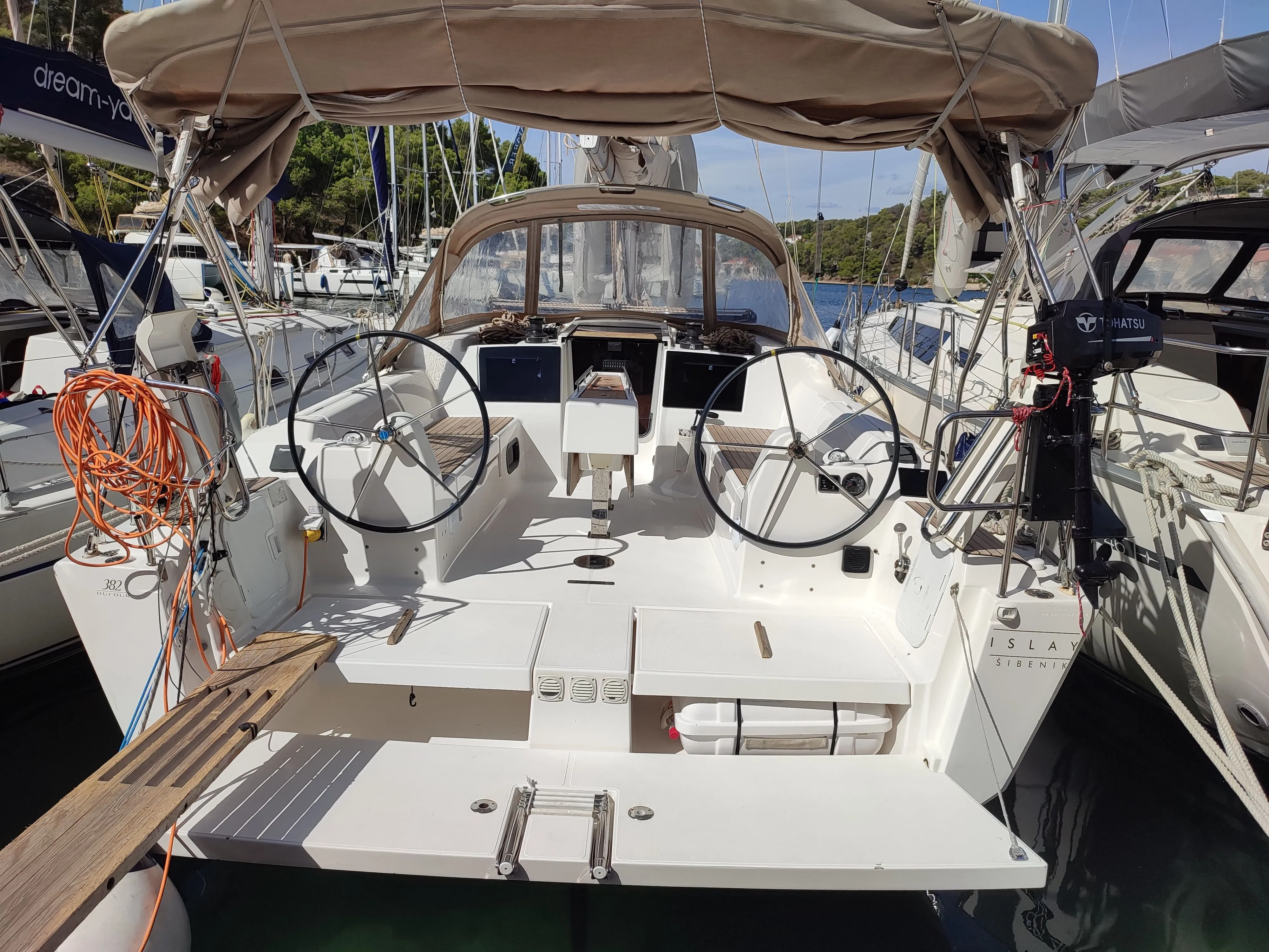 Explore Zaton on a 11.56m Rental Boat
