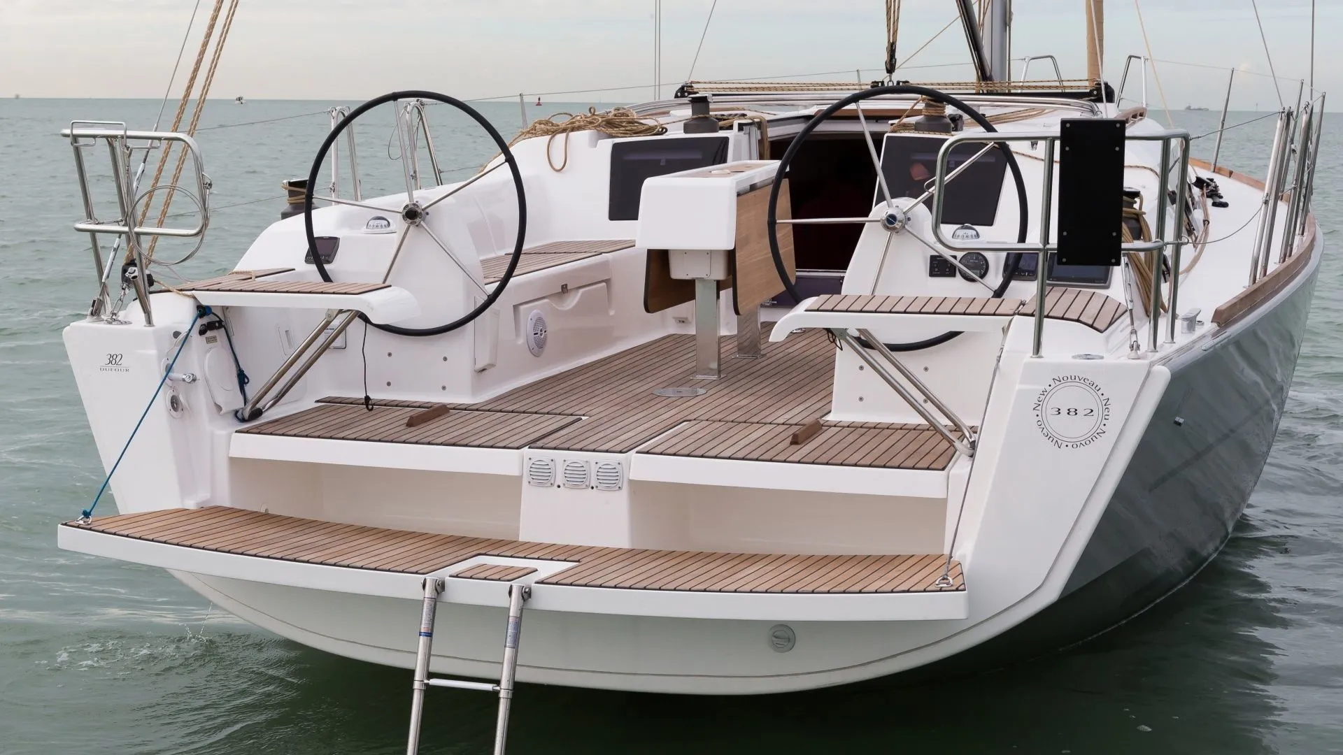 Explore Grimaud on a 11.25m Rental Boat