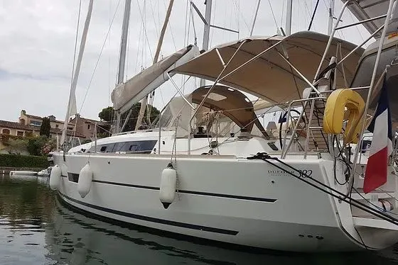 Explore Grimaud on a 11.25m Rental Boat