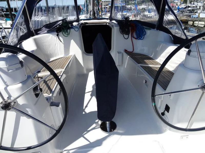 Charter a 11.72m 3 Cabin Sailing Yacht in Nanaimo