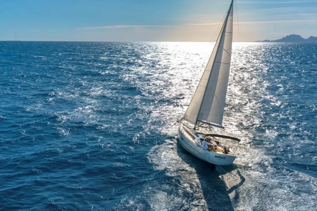 Charter a 11.19m Dufour 390 Sailing Yacht in Arzon