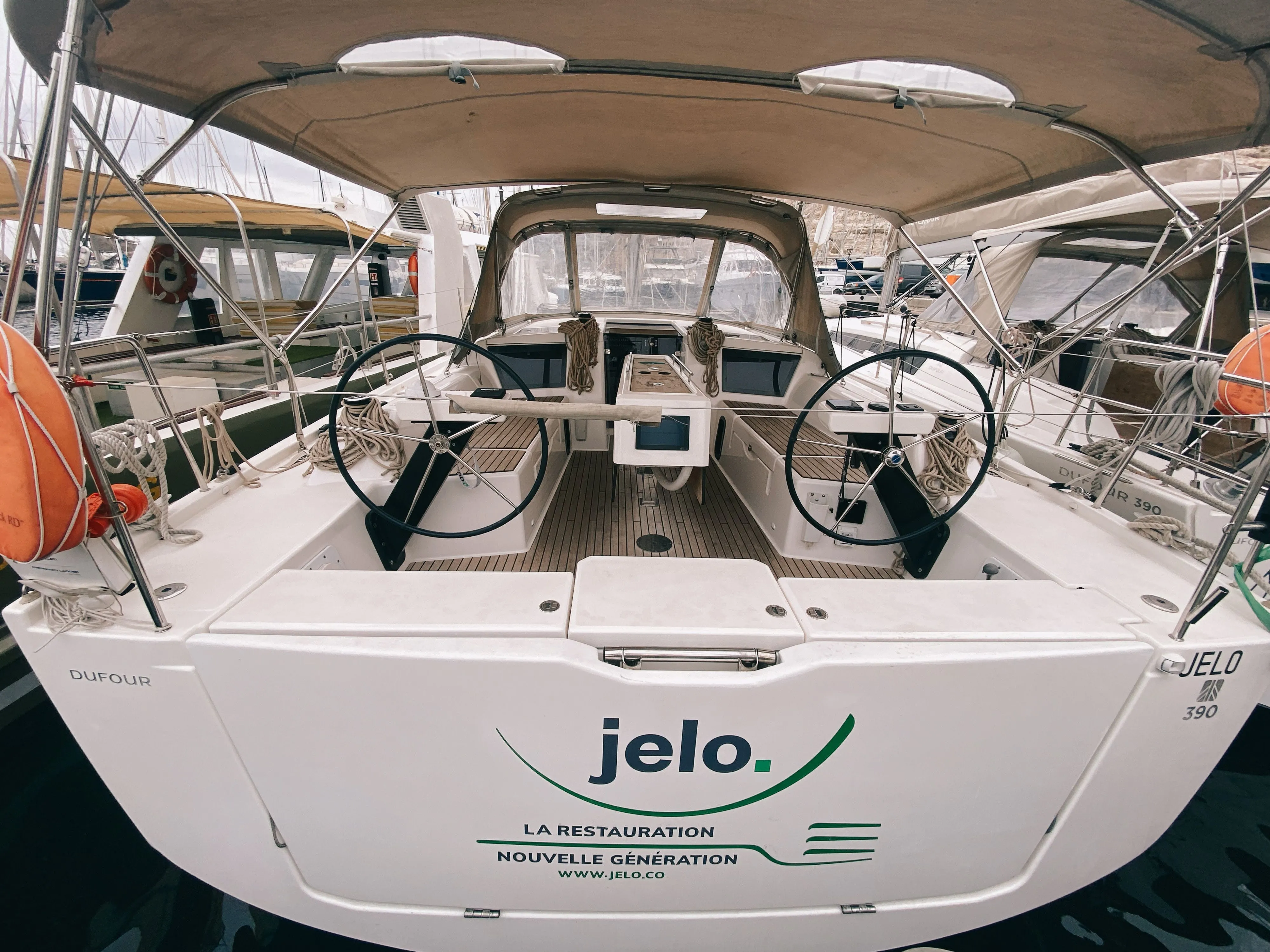 Boot - Rent a 11.94m Sailing Yacht Dufour 390 in Marseille