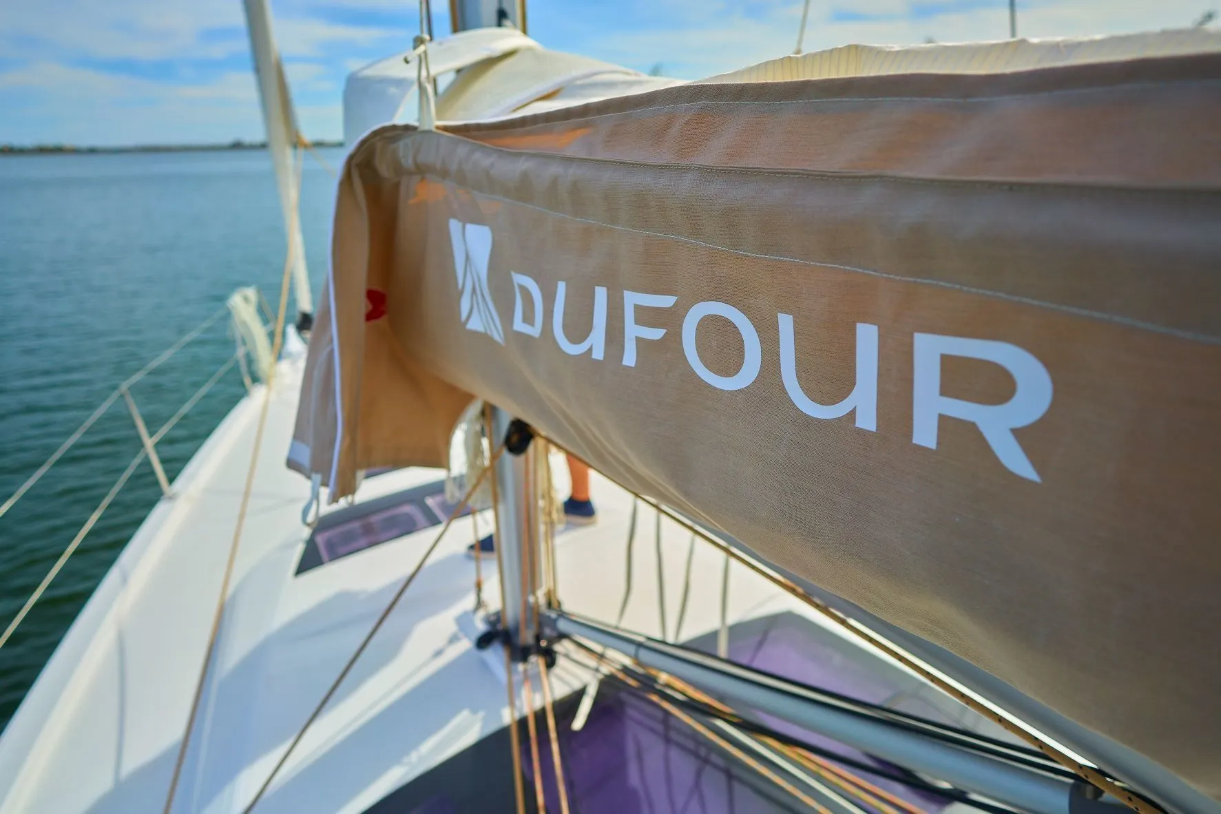 Charter a 11.2m Sailing Yacht in Limanu