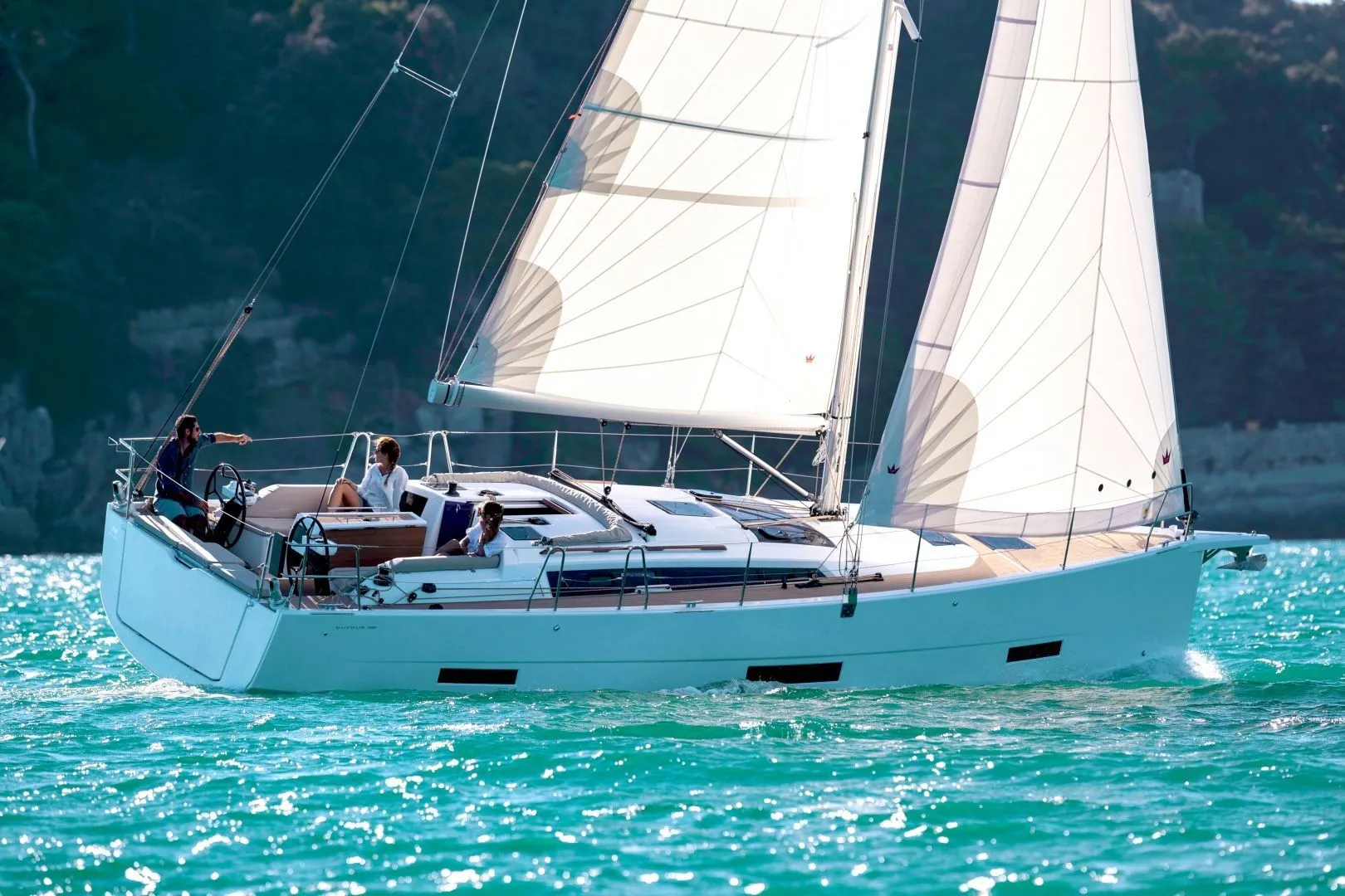 Charter a 11.2m Sailing Yacht in Limanu