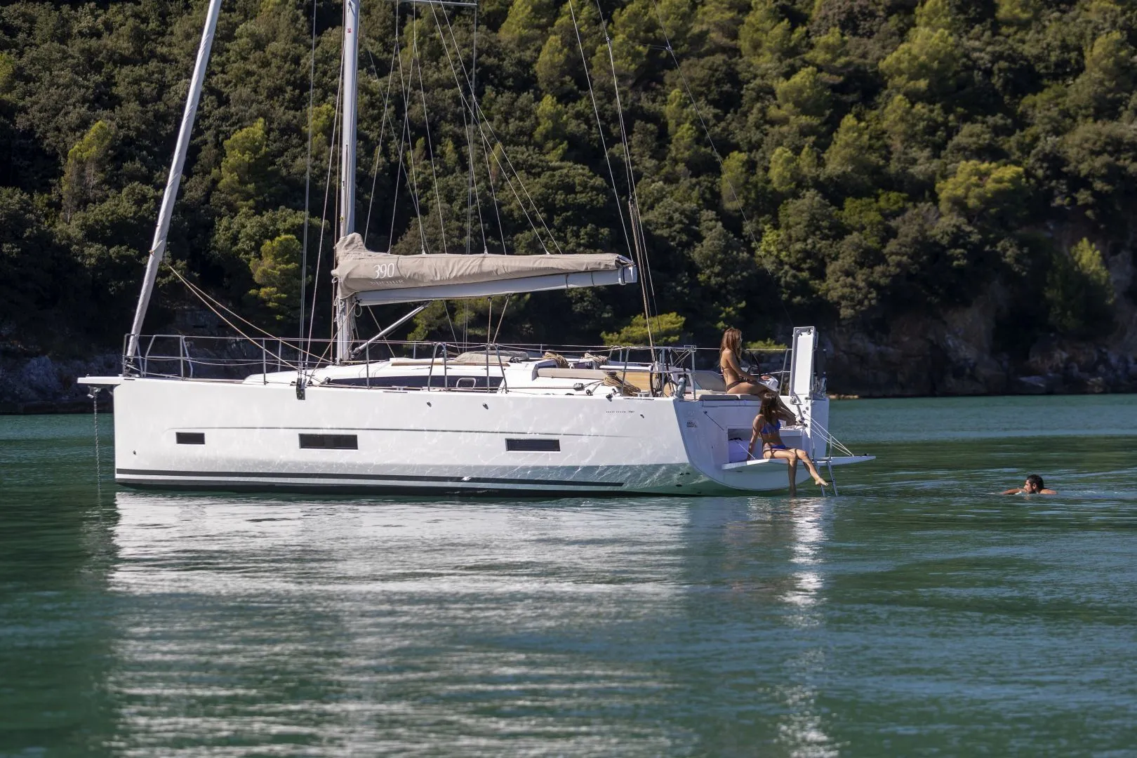 Explore Palm Cay on a 11.93m Rental Sailing Yacht
