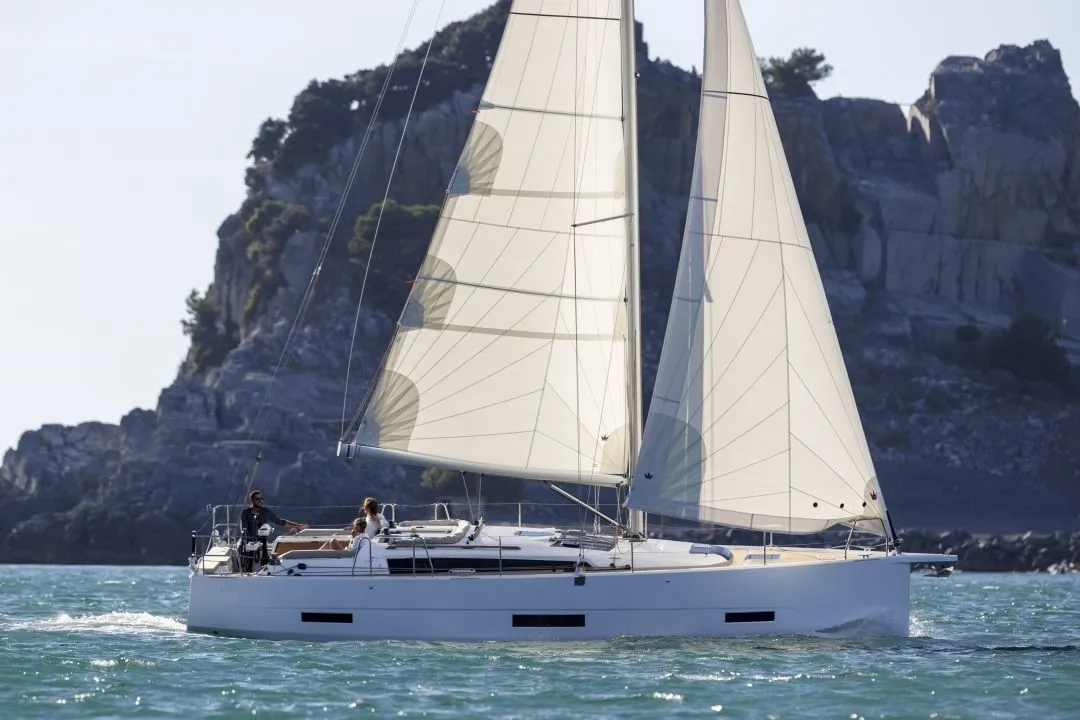 Explore Parham Town on a 11.93m Rental Sailing Yacht