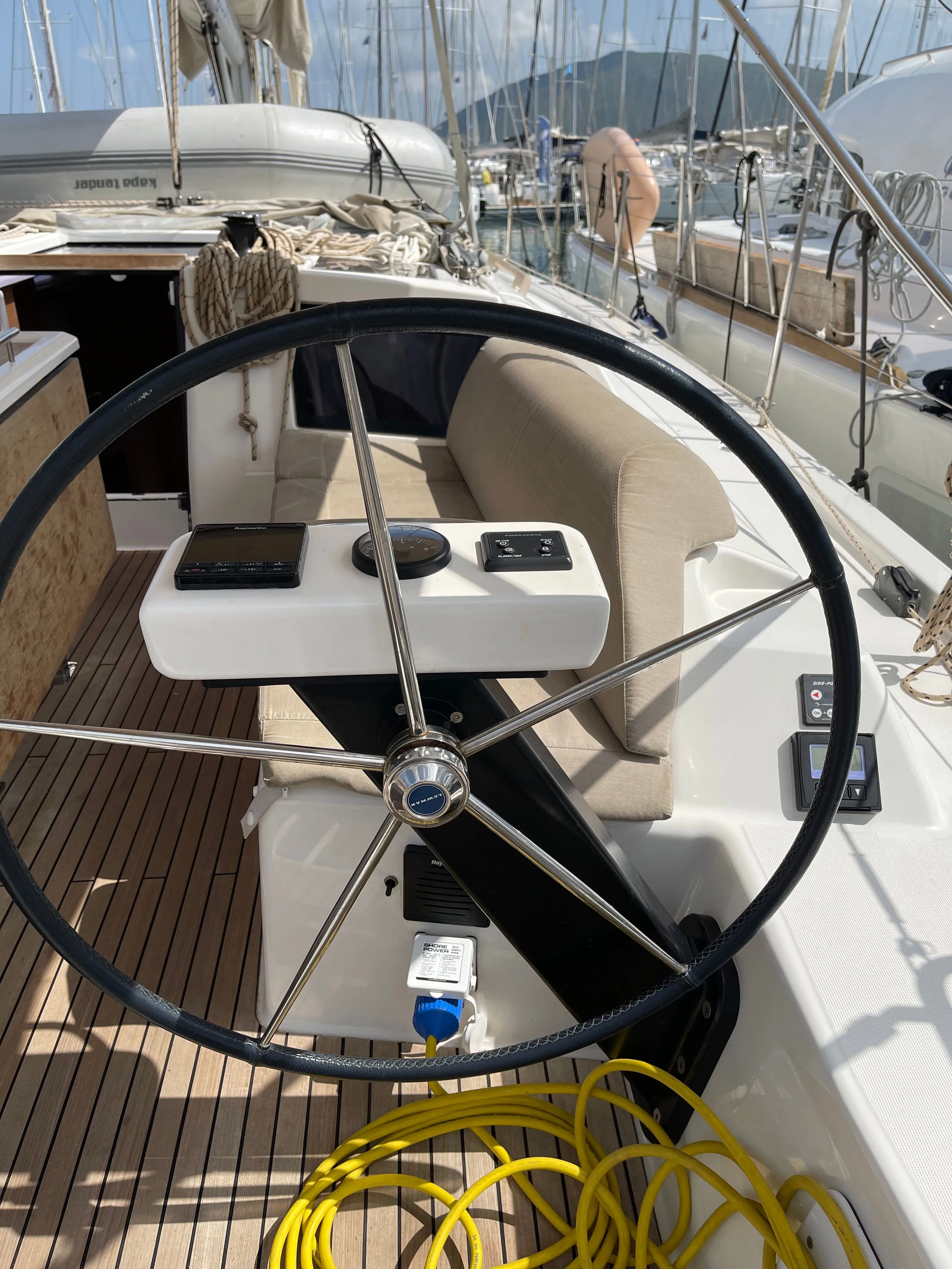 Swell Charterboot - 3